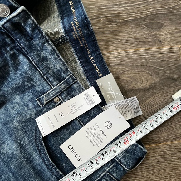 So slimming Chicos dark blue denim flowered NWT - Picture 4 of 11